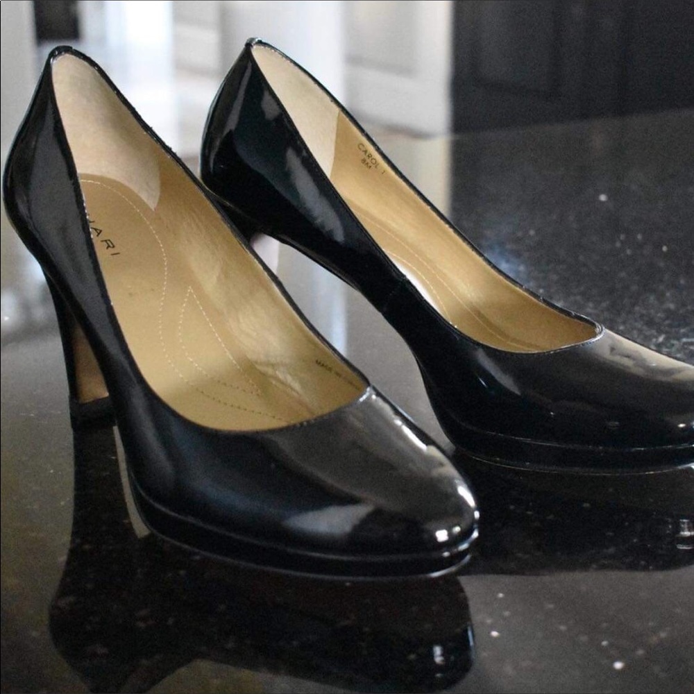 Tahari Black + Gold Pumps Heels Closed Toe Black Tie 8 Luxe